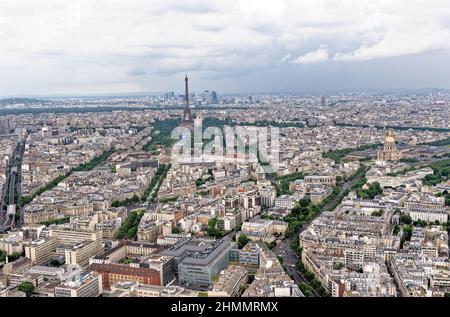 Blick über Paris, Blick auf den Eiffelturm und La Defense, von der Aussichtsplattform auf der Spitze der Tour Montparnasse, Paris, Frankreich. Stockfoto