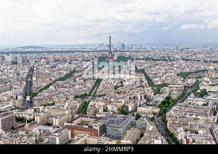 Blick über Paris, Blick auf den Eiffelturm und La Defense, von der Aussichtsplattform auf der Spitze der Tour Montparnasse, Paris, Frankreich. Stockfoto