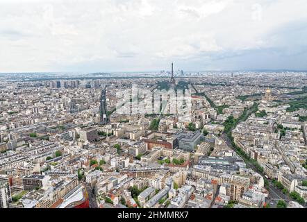 Blick über Paris, Blick auf den Eiffelturm und La Defense, von der Aussichtsplattform auf der Spitze der Tour Montparnasse, Paris, Frankreich. Stockfoto