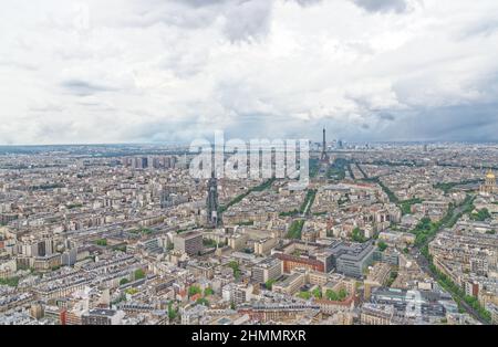 Blick über Paris, Blick auf den Eiffelturm und La Defense, von der Aussichtsplattform auf der Spitze der Tour Montparnasse, Paris, Frankreich. Stockfoto