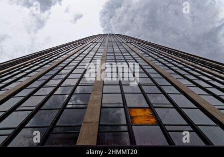 Tour Montparnasse (Tour Montparnasse) von unten während eines bewölkten Nachmittags aufgenommen - Paris, Frankreich. 11th vom Juni 2016 Stockfoto