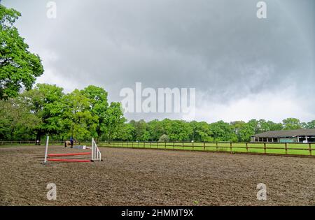 Mädchen mit ihrem ersten Reitunterricht bareback mit Helm und Ausbilder. Wellington Riding School, Hook, Vereinigtes Königreich. 11.05.2016 Stockfoto