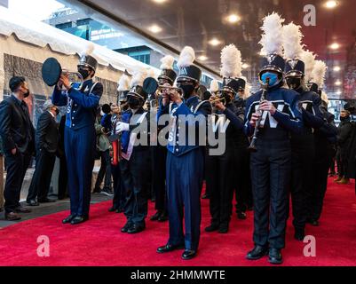 NYC High Schools Marching Band der Susan E. Wagner High School und Forest Hills High School tritt am 10. Februar 2022 bei der Eröffnungsnacht von „The Music man“ am Broadway im Winter Garden Theatre in New York auf. (Foto von Lev Radin/Sipa USA) Stockfoto