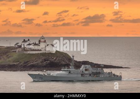 Roches Point, Cork, Irland. 11th. Februar 2022. Marineschiff LÉ Róisín kehrt nach der Morgendämmerung von der Patrouille in Roches Point, Cork, Irland, zurück. - Kredit; Kredit: David Creedon/Alamy Live Nachrichten Stockfoto