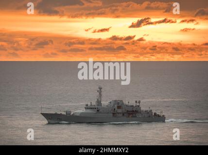 Roches Point, Cork, Irland. 11th. Februar 2022. Marineschiff LÉ Róisín kehrt nach der Morgendämmerung von der Patrouille in Roches Point, Cork, Irland, zurück. - Kredit; Kredit: David Creedon/Alamy Live Nachrichten Stockfoto