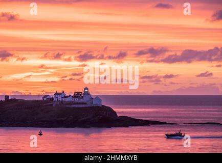 Roches Point, Cork, 11th. Februar 2022. Das Lotsenboot Fáilte passiert den Leuchtturm an der Hafenmündung, nachdem er einen Piloten an Bord eines Schiffes in Roches Point, Cork, Irland, abgesetzt hat. - Credit; David Creedon / Alamy Live News Stockfoto