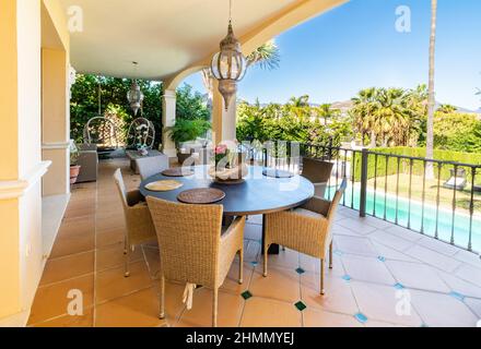 Blick auf den Pool der Villa von der Terrasse mit Blick auf den blauen Himmel Stockfoto