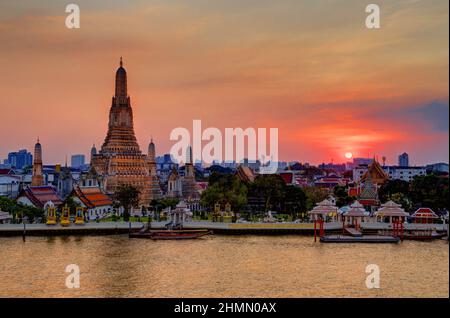 Sonnenuntergang am Wat Arun (Tempel der Dämmerung), Bangkok, Thailand Stockfoto