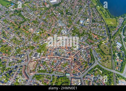 Luftaufnahme, Altstadt mit katholischer St.-Sixtus-Kirche, Altstadring, Rathaus Haltern am See, Haltern-Stadt, Vertikale Ansicht von Haltern am See, Ruhrgebiet, Stockfoto