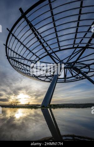 Haslingden, Lancashire, Großbritannien, Mittwoch, 09. Februar 2022. Ein Spaziergänger hält an, um die untergehende Sonne am Halo panopticon über der Stadt Haslingden zu bewundern, Stockfoto