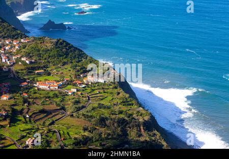 Blick auf ein kleines Dorf an der Nordküste von Madeira Stockfoto