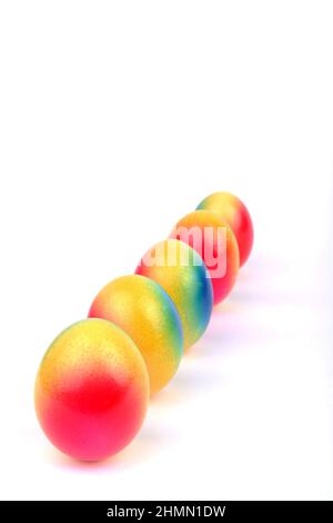 Bunte Ostereier in Folge Stockfoto