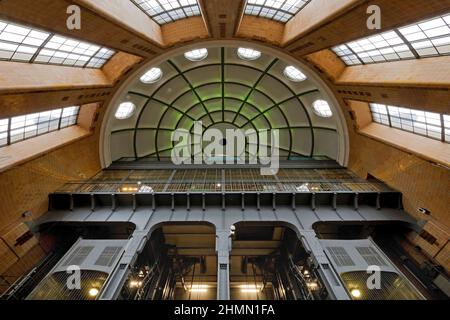 Blick auf die Nordkuppel und Käfige vom Tunnelboden, Alter Elbtunnel, Deutschland, Hamburg Stockfoto