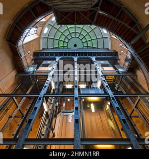 Blick auf die Nordkuppel und Käfige vom Tunnelboden, Alter Elbtunnel, Deutschland, Hamburg Stockfoto