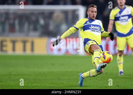 Turin, Italien. 10th. Februar 2022. Arthur von Juventus FC kontrolliert den Ball während des Coppa Italia-Spiels zwischen Juventus FC und uns Sassuolo im Allianz Stadium am 10. Februar 2022 in Turin, Italien. Quelle: Marco Canoniero/Alamy Live News Stockfoto