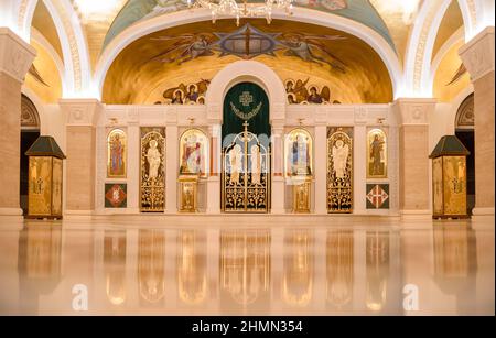 BELGRAD, SERBIEN - 21 2019. Juli: Der Kirchenaltar der Krypta der Kirche St. Sava, serbisch-orthodoxe Kirche in Belgrad, Serbien Stockfoto