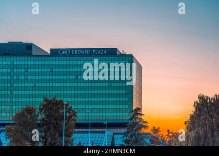 BELGRAD, SERBIEN - 21. JULI 2019: Crowne Plaza Hotel mit Sonnenuntergang in Belgrad, Crowne Plaza Stockfoto