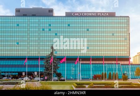 BELGRAD, SERBIEN - 21. JULI 2019: Crowne Plaza-Gebäude in einem neuen Business-Center in Belgrad, Crowne Plaza Stockfoto