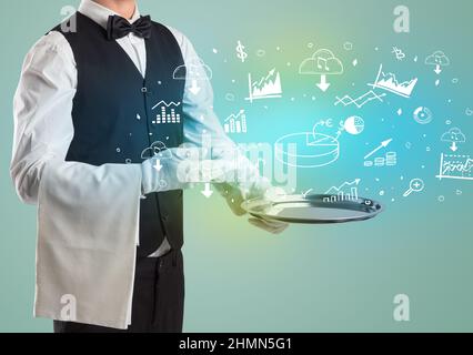Hübscher junger Kellner im Smoking, der Geldsymbole auf dem Tablett hält Stockfoto