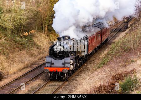 BR Standard Class 4 2-6-4T auf dem Weg nach Quorn von Loughborough mit einem Personenzug der Great Central Railway Stockfoto