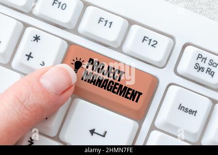 Textunterschrift mit Darstellung von Projektmanagement. Business Showcase Fähigkeiten im Anwendungsprozess zur Erreichung von Zielen und zur Zielforschung von Software Stockfoto
