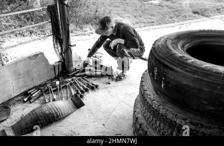 Son Tinh, Quang Ngai, Vietnam - 31. Dezember 2021: Arbeiter arbeiten in einer alten Autoreifen-Recyclingfabrik im Bezirk Son Tinh, Provinz Quang Ngai, Vietna Stockfoto