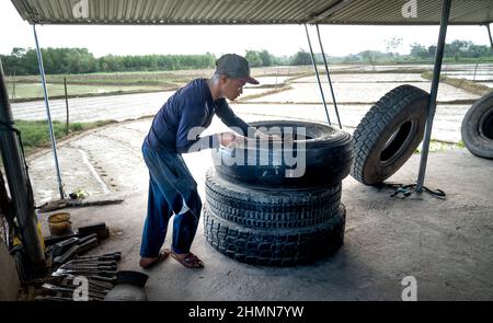 Son Tinh, Quang Ngai, Vietnam - 31. Dezember 2021: Arbeiter arbeiten in einer alten Autoreifen-Recyclingfabrik im Bezirk Son Tinh, Provinz Quang Ngai, Vietna Stockfoto