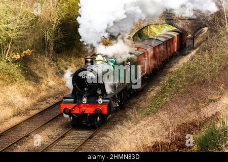 GWR Hall Lok 4-6-0 No.6990 Schleppen eines Güterzuges auf der Großen Zentralbahn Stockfoto