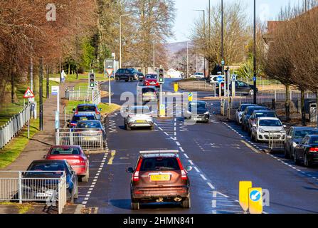 Dundee, Tayside, Schottland, Großbritannien. 11th. Februar 2022. Wetter in Großbritannien: In Teilen von Nordostschottland wurden Temperaturen von bis zu 5 Grad Celsius registriert, begleitet von strahlendem Wintersonnenschein. Laut Covid-Anweisungen sind äußere Gesichtsbedeckungen nicht mehr notwendig, jedoch müssen Gesichtsmasken im Geschäft getragen werden. Nur wenige Einwohner sind in Ardler Village, einem Vorort von Dundee, auf Grund der steigenden Lebenshaltungskosten und der kovidierten Einschränkungen, auf Geselligkeit und Shopping aus. Kredit: Dundee Photographics/Alamy Live Nachrichten Stockfoto