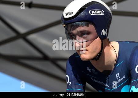 Mathias Norsgaard (Team movistar) war zu Beginn des Prologs alarmiert.die Tour de La Provence 7th findet vom 10. Bis 13. Februar 2022 statt. Das Rennen hat 3 Etappen und einen Prolog. Der Prolog ist ein 7,1-Kilometer-Zeitfahren in der Stadt Berre-l'etang (Bouches-du-Rhone). Der Gewinner des Prologs ist Filippo Ganna. Kredit: SOPA Images Limited/Alamy Live Nachrichten Stockfoto