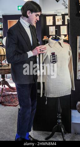 London UK 11 February 2022 Ein seltenes und frühes England Fußballtrikot, getragen vom Torhüter Rupert D. Anderson, um 1879 – eines der frühesten englischen Fußballtrikots, das jemals auf einer Auktion erschien. Schätzung: £2.500-3.500 . Paul Quezada-Neiman/Alamy Live News Stockfoto