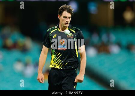 Sydney, Australien. 11th. Februar 2022. Pat Cummins aus Australien wird sich am 11. Februar 2022 während des Internationalen T20-Spiels zwischen Australien und Sri Lanka auf dem Sydney Cricket Ground, Sydney, Australien, in den Kopf stellen. Foto von Peter Dovgan. Nur zur redaktionellen Verwendung, Lizenz für kommerzielle Nutzung erforderlich. Keine Verwendung bei Wetten, Spielen oder Veröffentlichungen einzelner Clubs/Vereine/Spieler. Kredit: UK Sports Pics Ltd/Alamy Live Nachrichten Stockfoto