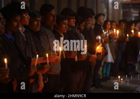 Die Einheit der bangladeschischen Journalistin Dhaka Reporter setzt eine Mahnwache durch, um Gerechtigkeit für die beiden Journalisten Sagar Sarowar und Meherun Runi zu fordern, die vor 10 Jahren getötet wurden und deren Mord noch nicht geklärt ist. Dhaka, Bangladesch, 10. Februar 2022. Foto von Habibur Rahman/ABACAPRESS.COM Stockfoto