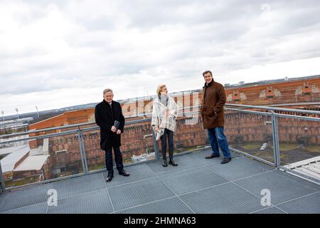 Nürnberg, Deutschland. 11th. Februar 2022. Ministerpräsident Markus Söder (CSU, r) inspiziert zusammen mit dem Direktor der Stiftung Bayerische Gedenkstätten und dem Vizepräsidenten des Bayerischen Landtags Karl Freller (l.) und der Nürnberger Bürgermeisterin Dr. Julia Lehner (M) das Kongresshaus auf dem ehemaligen Parteitagsgelände. Hier stehen die drei auf einer Plattform im Innenhof der Kongresshalle. Quelle: Daniel Löb/dpa/Alamy Live News Stockfoto