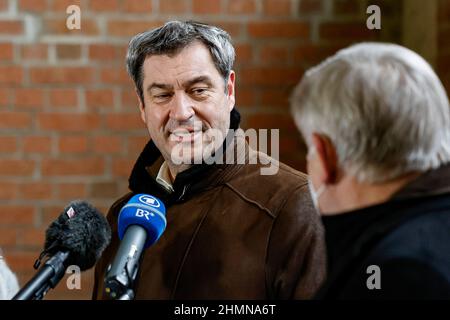 Nürnberg, Deutschland. 11th. Februar 2022. Ministerpräsident Markus Söder (CSU, l) inspiziert zusammen mit dem Direktor der Stiftung Bayerische Gedenkstätten und dem Vizepräsidenten des Landtags Karl Freller (r) im Innenhof der Kongresshalle das Kongresshaus auf dem ehemaligen Reichsparteitagsgelände. Quelle: Daniel Löb/dpa/Alamy Live News Stockfoto