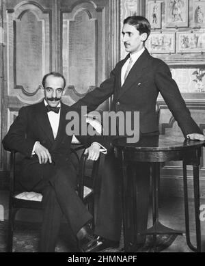 MARTINEZ SIERRA , GREGORIO. ESCRITOR ESPAÑOL . MADRID 1881 - 1947. FOTO CON EL COMPOSITOR JOSE MARIA USANDIZAGA , AUTORES DE ' LAS GOLONDRINAS '. Stockfoto