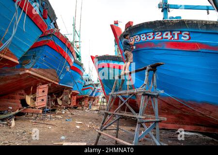 TAM Quan Shipyard, Provinz Binh Dinh, Vietnam - 1. Januar 2022: Arbeiter reparieren Schiffe auf der Tam Quan Shipyard, Binh Dinh, Vietnam Stockfoto