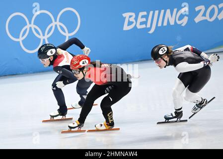 Peking, China. 11th. Februar 2022. Xandra Velzeboer aus den Niederlanden, Qu Chunyu aus China und Corinne Stoddard aus den Vereinigten Staaten (L bis R) treten beim Shorttrack-Viertelfinale der Frauen 1.000m im Capital Indoor Stadium in Peking, der Hauptstadt Chinas, am 11. Februar 2022 an. Quelle: Ju Huanzong/Xinhua/Alamy Live News Stockfoto