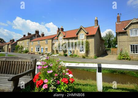 Ferienhäuser im Dorf Hovingham Norden yorkshire Moors vereinigtes Königreich Stockfoto