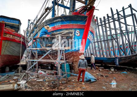 TAM Quan Shipyard, Provinz Binh Dinh, Vietnam - 1. Januar 2022: Arbeiter reparieren Schiffe auf der Tam Quan Shipyard, Binh Dinh, Vietnam Stockfoto