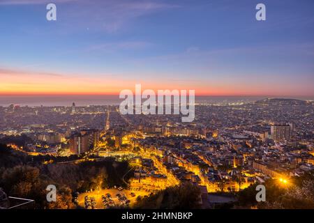 Wunderschöne Sonnenaufgangsansicht von Barcelona und dem Mittelmeer Stockfoto