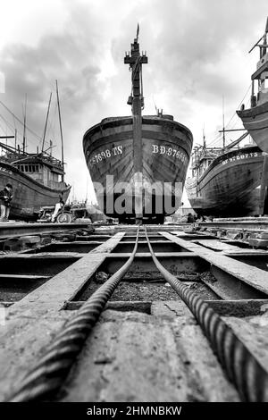 TAM Quan Shipyard, Provinz Binh Dinh, Vietnam - 1. Januar 2022: Arbeiter reparieren Schiffe auf der Tam Quan Shipyard, Binh Dinh, Vietnam Stockfoto