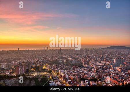 Schöner Sonnenaufgang in Barcelona von einem Aussichtspunkt in den Hügeln aus gesehen Stockfoto