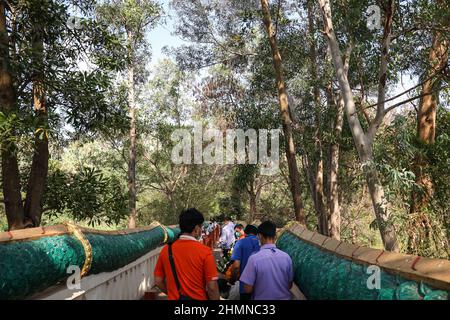 Udon Thani, Thailand. 08th. Februar 2022. Kham Chanod Forest eine schwimmende Matte im Ban Dung Bezirk, Provinz Udon Thani, Thailand am 8. Februar 2022. Sakraler Bereich der Buddhisten in der Legende der Nagaloka. Nach Covid-19-Präventionsmaßnahmen mit Voranmeldung und einer Begrenzung auf 3000 Besucher pro Tag zum Gottesdienst und Besuch geöffnet und müssen den Screening Point durch Nachweis von vollständigen 2 geimpften Testkits oder Tests mit Antigen-Testkits bestehen und keine Infektion festgestellt haben. (Foto: Adirach Toumlamoon/Pacific Press/Sipa USA) Quelle: SIPA USA/Alamy Live News Stockfoto