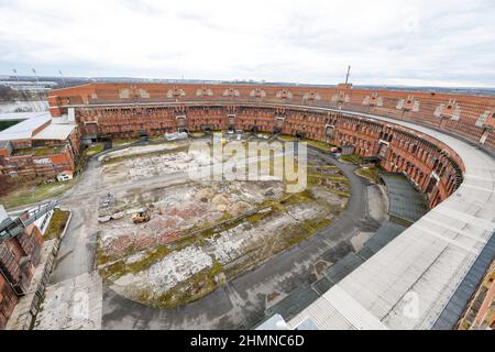 Nürnberg, Deutschland. 11th. Februar 2022. Der Innenhof des Kongresssaalgebäudes auf dem ehemaligen Gelände der NSDAP, Kongresshalle. Die Kongresshalle ist eines der größten NS-Gebäude in Deutschland - und damit ein wichtiges Denkmal. 50.000 Menschen sollten dort während ihrer Reden die Nazi-Größen anfeuern. Heute ist das Gebäude vor allem ein Symbol für das Scheitern der Nazis und deren Größenwahn. Quelle: Daniel Löb/dpa/Alamy Live News Stockfoto