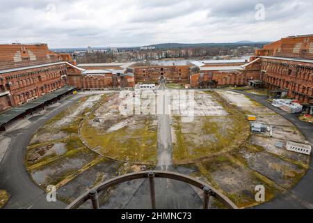 Nürnberg, Deutschland. 11th. Februar 2022. Der Innenhof des Kongresssaalgebäudes auf dem ehemaligen Gelände der NSDAP, Kongresshalle. Die Kongresshalle ist eines der größten NS-Gebäude in Deutschland - und damit ein wichtiges Denkmal. 50.000 Menschen sollten dort während ihrer Reden die Nazi-Größen anfeuern. Heute ist das Gebäude vor allem ein Symbol für das Scheitern der Nazis und deren Größenwahn. Quelle: Daniel Löb/dpa/Alamy Live News Stockfoto