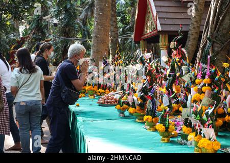 Udon Thani, Thailand. 08th. Februar 2022. Kham Chanod Forest eine schwimmende Matte im Ban Dung Bezirk, Provinz Udon Thani, Thailand am 8. Februar 2022. Sakraler Bereich der Buddhisten in der Legende der Nagaloka. Nach Covid-19-Präventionsmaßnahmen mit Voranmeldung und einer Begrenzung auf 3000 Besucher pro Tag zum Gottesdienst und Besuch geöffnet und müssen den Screening Point durch Nachweis von vollständigen 2 geimpften Testkits oder Tests mit Antigen-Testkits bestehen und keine Infektion festgestellt haben. (Foto: Adirach Toumlamoon/Pacific Press/Sipa USA) Quelle: SIPA USA/Alamy Live News Stockfoto