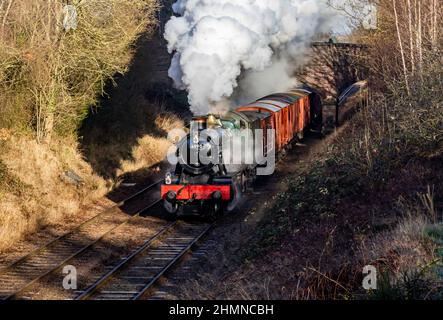 GWR-Lokomotive 6990 Witherslack Hall mit Güterzug Richtung Süden auf der Großen Zentralbahn Stockfoto