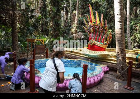 Udon Thani, Thailand. 08th. Februar 2022. Kham Chanod Forest eine schwimmende Matte im Ban Dung Bezirk, Provinz Udon Thani, Thailand am 8. Februar 2022. Sakraler Bereich der Buddhisten in der Legende der Nagaloka. Nach Covid-19-Präventionsmaßnahmen mit Voranmeldung und einer Begrenzung auf 3000 Besucher pro Tag zum Gottesdienst und Besuch geöffnet und müssen den Screening Point durch Nachweis von vollständigen 2 geimpften Testkits oder Tests mit Antigen-Testkits bestehen und keine Infektion festgestellt haben. (Foto: Adirach Toumlamoon/Pacific Press/Sipa USA) Quelle: SIPA USA/Alamy Live News Stockfoto