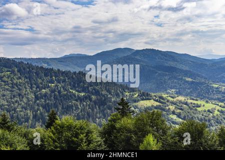 Schöne Panoramaaussicht auf die Karpaten vom Uzhotsky Pass hohen Berg in ukrainischen Karpaten Berge Stockfoto